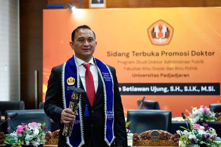 Kombes Pol Yade Setiawan Ujung meraih gelar doktor di Program Studi Administrasi Publik Universitas Padjajaran. (FOTO: Dok Pribadi)