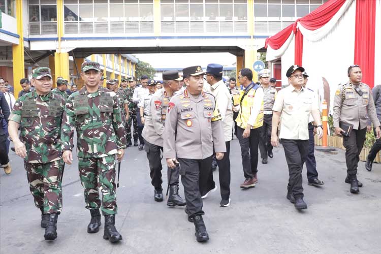 Pj Gubernur Adhy bersama Menhub Budi Karya Sumadi, Kapolri Jenderal Polisi Listyo Sigit Prabowo dan Penglima TNI Jenderal TNI Agus Subiyanto saat meninjau kesiapan mudik lebaran Idul Fitri 1445 H di Terminal Purabaya, Sidoarjo, (4/4/2024).