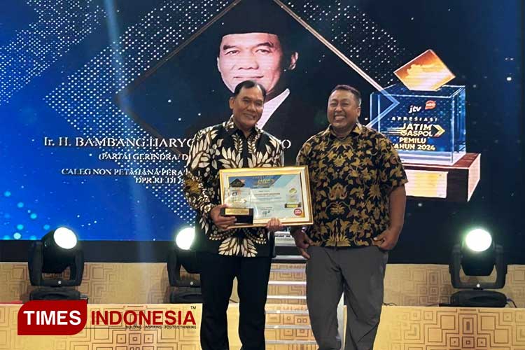 Bambang Haryo Soekartono (BHS) saat menerima penghargaan sebagai Petahana Peraih Suara Terbanyak DPR RI di Jatim. Penghargaan ini diberikan oleh Direktur Pemberitaan JTV Abdurrahim, Kamis (4/4/2024). (Foto: Lely Yuana/TIMES Indonesia)