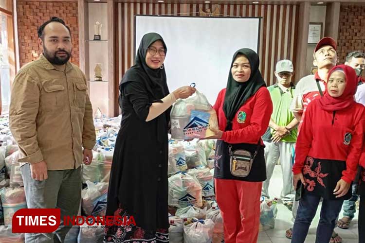 Tambang emas PT Bumi Suksesindo (PT BSI) menyerahkan 470 bingkisan lebaran kepada THL petugas kebersihan DLH Banyuwangi. (Foto: Syamsul Arifin/TIMES Indonesia)