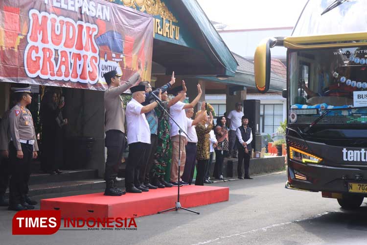 Pelepasan pemberangkatan bus mudik gratis oleh Bupati Malang, bersama jajaran Forkopimda Malang, di halaman Pendopo Agung Kabupaten Malang, Jum'at (5/4/2024). (Foto: Aditya/TIMES Indonesia) 