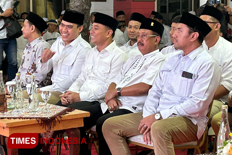 Cahyo Harjo Prakoso, Eri Cahyadi dan Armuji larut dalam obrolan gayeng saat acara Sarasehan Pejuang Politik Partai Gerindra se-Surabaya dan buka bersama di Kantor DPC Partai Gerindra Surabaya, Jumat (5/4/2024).(Foto : Lely Yuana/TIMES Indonesia)