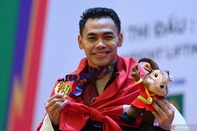 Arsip foto - Lifter Indonesia Eko Yuli Irawan berpose dengan medali emas yang diraihnya pada final angkat besi nomor 61 kg putra SEA Games  2021 Vietnam. (FOTO: Antara/Zabyr Kururu)