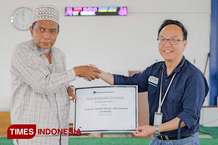 Pembagian bantuan dari PT Freeport Indonesia kepada masyarakat (Foto: Akmal/TIMES Indonesia).