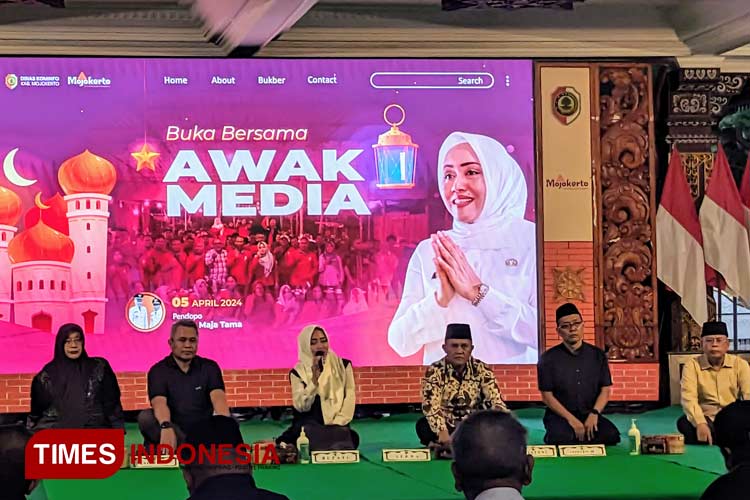 Bupati Mojokerto, Ikfina Fahmawati dalam agenda Buka Puasa Bersama awak media di Pendopo Kabupaten Mojokerto, Jumat (5/4/2024) (Foto: Theo/TIMES Indonesia)