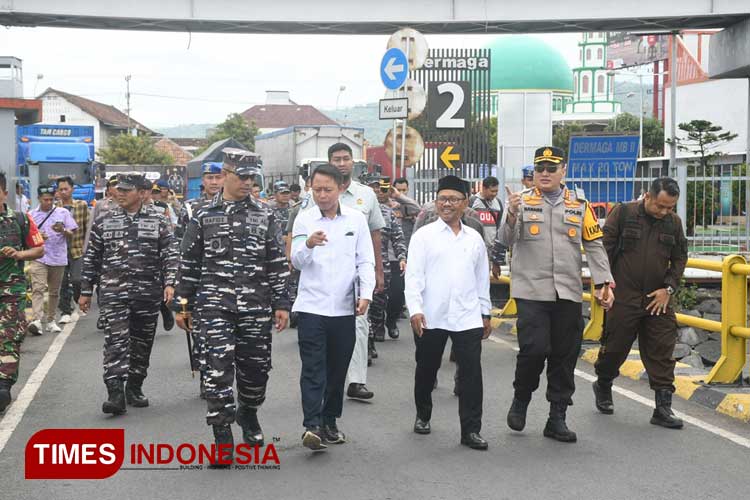 Kapolresta Banyuwangi, Kombes Pol Nanang Haryono dan Wakil Bupati Banyuwangi, H Sugirah bersama Forkopimda Banyuwangi meninjau kesiapan mudik 2024 di Pelabuhan Ketapang. (Foto: Fazar Dimas/TIMES Indonesia)