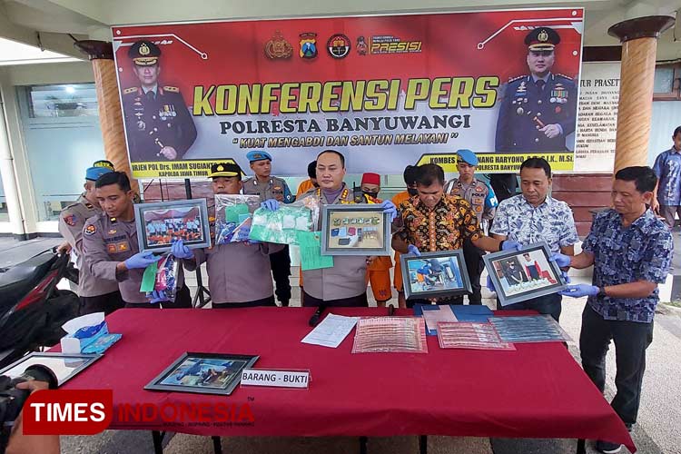 Kapolresta Banyuwangi Kombes Pol Nanang Haryono beserta jajaran sedang menunjukkan barang bukti kasus narkoba saat konferensi pers di Mapolresta Banyuwangi. (Foto : Anggara Cahya/TIMES Indonesia)