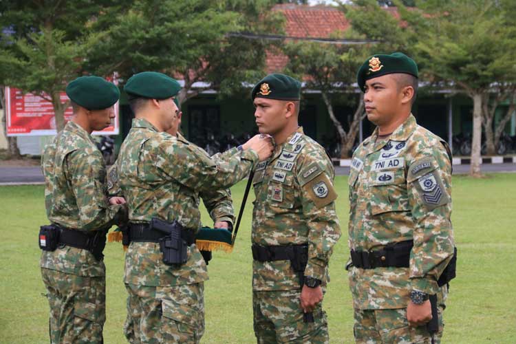 Danbrigif Letkol Inf Denny Juwon Pranata, M.Tr. (Han) saat meberikan selamat saat Upacara  Kenaikan Pangkat Prajurit Brigif 13/GR/1 Kostrad, Kamis (4/4/2024) (FOTO: Pen Brigif13/GR/Kostrad)