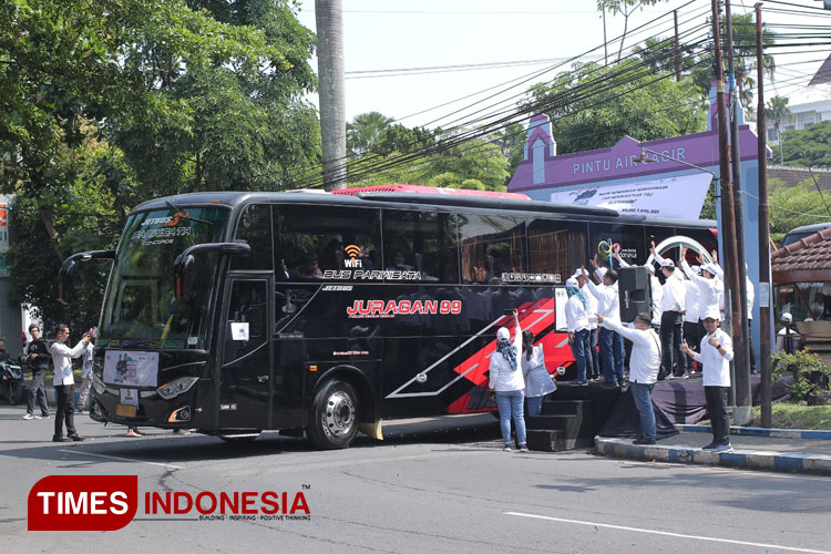 Pelepasan-mudik-gratis-yang-dilakukan-oleh-PJT-1-dari-Kota-Malang-b.jpg