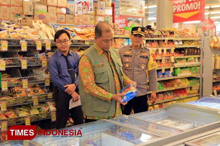 Sugiat Pj Bupati Jombang saat sidak makanan dan minuman jelang lebaran idhul fitri di toko AFCO di Jl. KH. Wahab Hasbullah No. 174, Tambakrejo, Jombang, Jum’at (5/4/2024). (FOTO: Rohmadi/TIMES Indonesia)