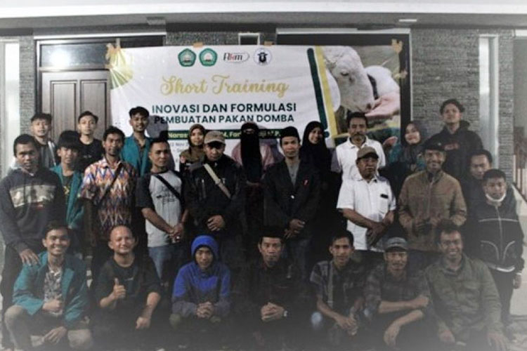 Tim RKM Fakultas Peternakan memberikan short training kepada peternak domba dan kambing semalang raya yang bertempat di Lab Terpadu Unisma Malang. (FOTO: AJP TIMES Indonesia)