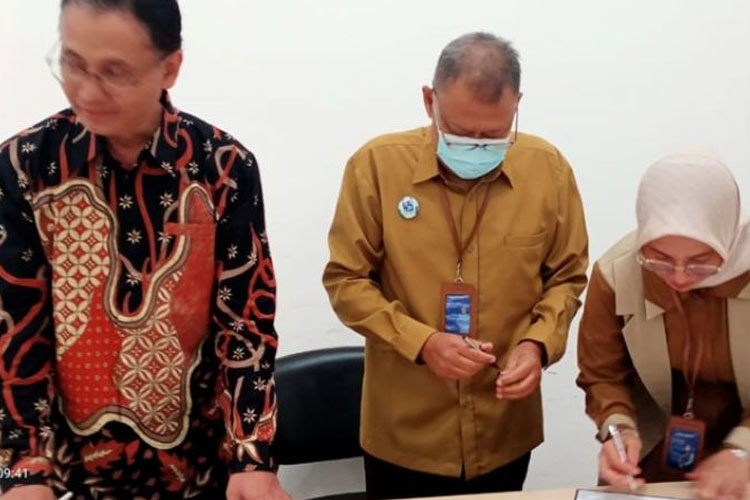 Penandatanganan MoU oleh Dekan Fakultas Peternakan UB, Prof. Dr. Ir. M Halim Natsir, S.Pt, MP, IPM, ASEAN Eng. mewakili Universitas Brawijaya Malang dengan Herman Soepardjono dan Eva Marliyanti mewakili KAN Jabung Syariah Jawa Timur. (FOTO: AJP TIMES Indo