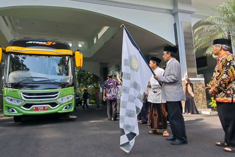 The Rector of UIN Malang delivered the mudik busses for the students. (Photo: UIN Malang)