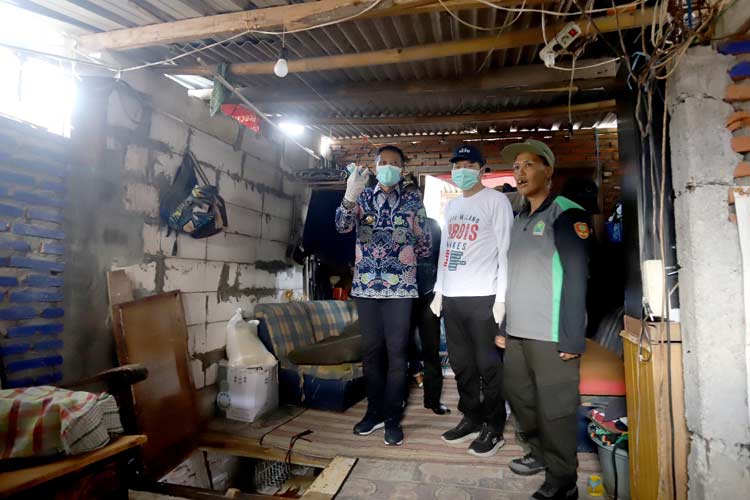 Pj Wali Kota Malang, Wahyu Hidayat bersama Kepala Dinkes Kota Malang, dr Husnul Muarif saat memeriksa kondisi lingkungan di wilayah Kelurahan Sukun, Kota Malang. (Foto: Prokopim Setda Kota Malang/TIMES Indonesia)