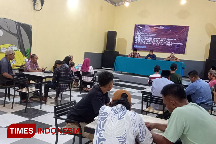 Suasana diskusi dan buka bersama Asosiasi Pemuda Jawa Timur (AMJ) di Rumah Makan Sri Rejeki, Desa Karangasem, Kutorejo, Mojokerto, pada Sabtu (6/4/2024). (Foto: AMJ for TIMES Indonesia)