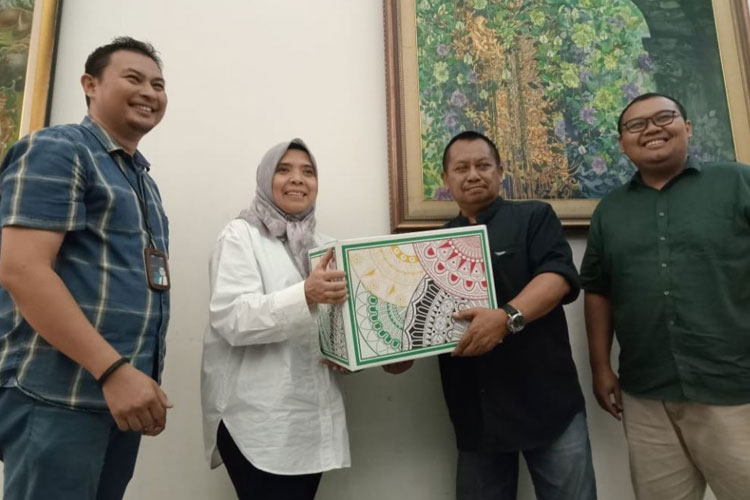 Amaliyah Rahajeng, Regional Operation Head BRI RO Surabaya menyerahkan bingkisan lebaran kepada Ketua PWI Jatim Lutfil Hakim, Jumat (5/4/2024).(Dok.BRI)