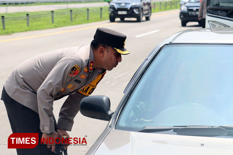Kapolres Majalengka, AKBP Indra Novianto menghimbau kepada pemudik agar tidak berhenti di bahu jalan. (FOTO: Humas Polres Majalengka for TIMES Indonesia)