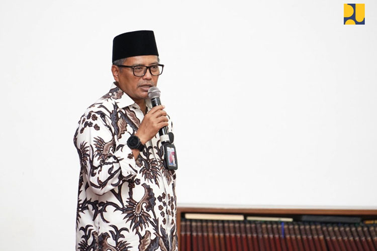 Sekjen Kementerian PUPR RI Mohammad Zainal Fatah mewakili Menteri PUPR RI Basuki Hadimuljono saat menghadiri acara “Puncak Ramadan Berbagi Tahun 2024” di Masjid As-Salam, Jumat (5/4/2024) (FOTO: Biro Komunikasi Publik Kementerian PUPR RI)