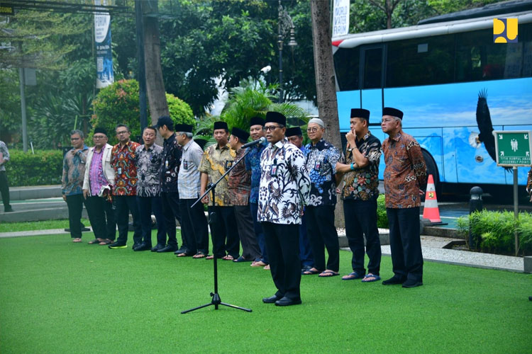 Sekretaris Jenderal Kementerian PUPR RI Mohammad Zainal Fatah saat melepas peserta Mudik Gratis bersama Korpri Kementerian PUPR RI pada Jumat (5/4/2024) (FOTO: Biro Komunikasi Publik Kementerian PUPR RI)