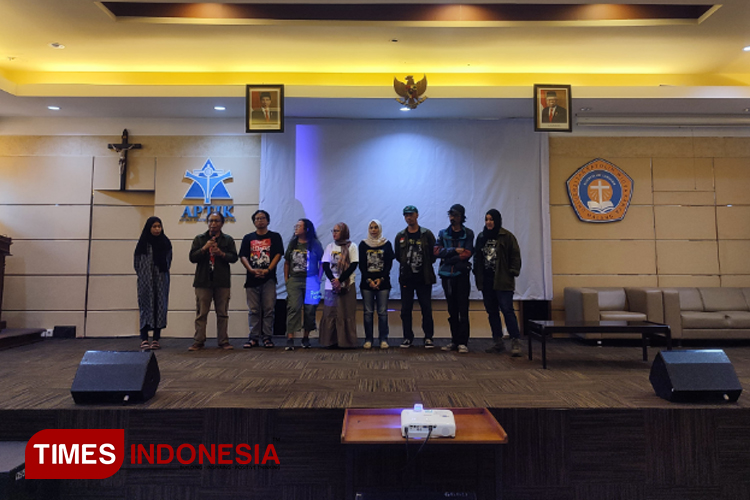 Tim Produksi Film Yang (Tak Pernah) Hilang berfoto bersama di acara nobar yang digelar di Universitas Katolik Widya Karya. (Foto: M Rofi Dimyati/TIMES Indonesia)