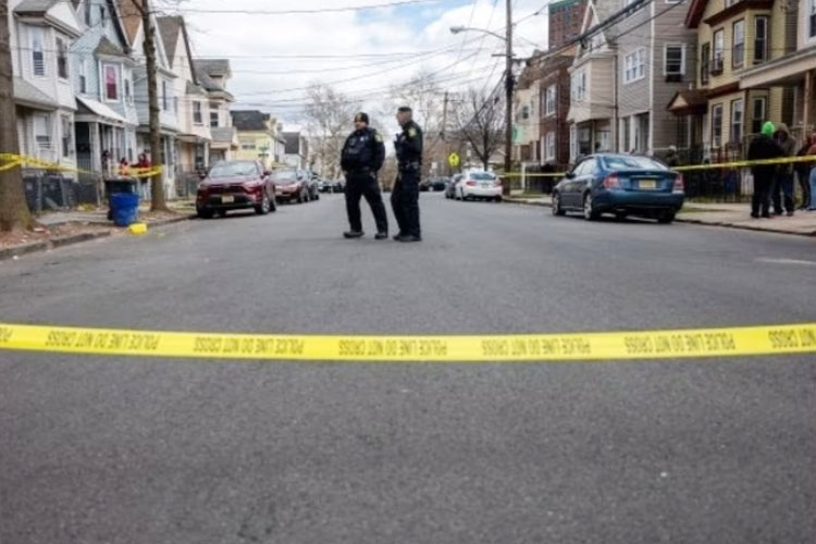 Warga dan polisi berkumpul di luar Newark, New Jersey, rumah-rumah yang rusak secara struktural dan harus dievakuasi setelah gempa bumi pada hari Jumat. (FOTO: CNN/Getty Image)