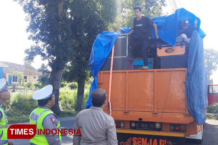 Pospam Kalibaru melakukan penyekatan terhadap kendaraan pengangkut seperangkat alat sound Horeg. (Foto: Syamsul Arifin/TIMES Indonesia)