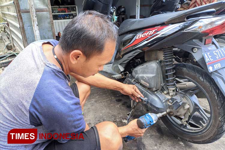 Sumarlan, pemilik Bengkel Motor Kita saat melakukan pengecekkan CVT kendaraan bermotor. (Foto: Aditya Candra/TIMES Indonesi)