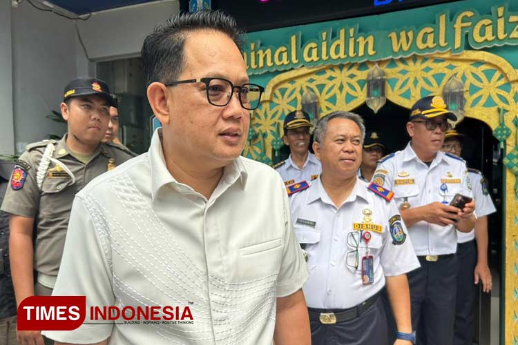 Foto : Pj Gubernur Jatim Adhy Karyono bersama Kadishub Jatim Nyono, Minggu (7/4/2024).(Foto : Lely Yuana/TIMES Indonesia)