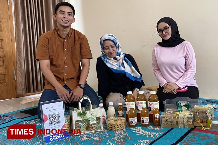 Dari kiri, Syafareza Yoga, Manager Bisnis Micro BRI, Rina Handayani Kepala Unit BRI Paiton, dan Esti Alfianing Tyas, Ketua UMKM Pelka' Duk Kelor. (FOTO: Abdul Jalil/TIMES Indonesia)