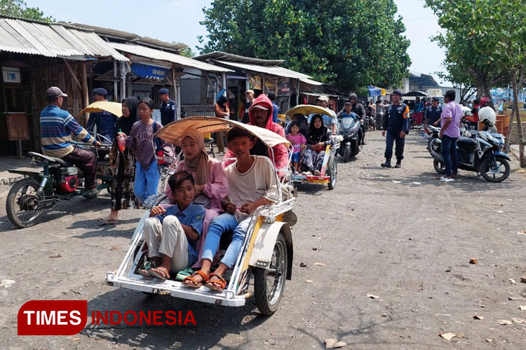 Rombongan Warga Gili Ketapang tiba di Pelabuhan Tanjung Tembaga untuk berbelanja kebutuhan Lebaran. (Foto: Rizky Putra Dinasti/TIMES Indonesia).