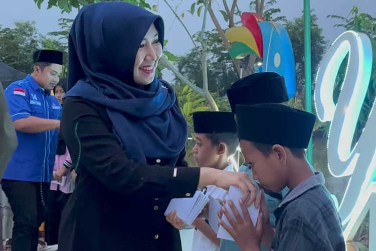 Dewan Pembina YLIA, Dr. Lia Istifhama bersama Ketua DPC Partai Demokrat Sidoarjo, Zahlul Yussar saat memberi santuan kepada anak-anak Yatim (Foto: dok YLIA)