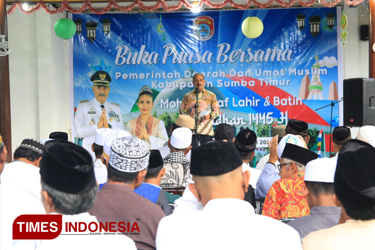 Bupati Sumba Timur bersama umat Islam saat mengadakan acara buka puasa bersama di Rujab Bupati Sumba Timur. (FOTO: Habibudin/ TIMES Indonesia)