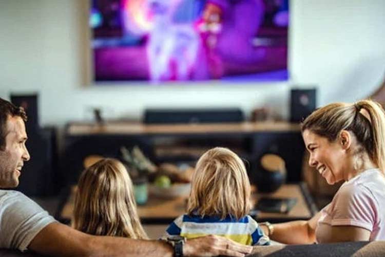 Ilustrasi nonton film. (FOTO: Shutter stock)