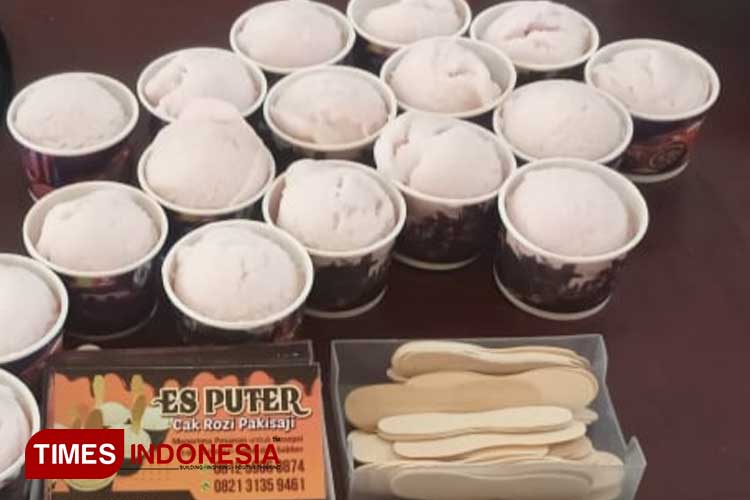 Es Puter Cak Rozi Pakisaji, Kabupaten Malang, dalam kemasan cup kecil yang cocok untuk sajian tamu lebaran. (Foto: Amin/TIMES Indonesia)