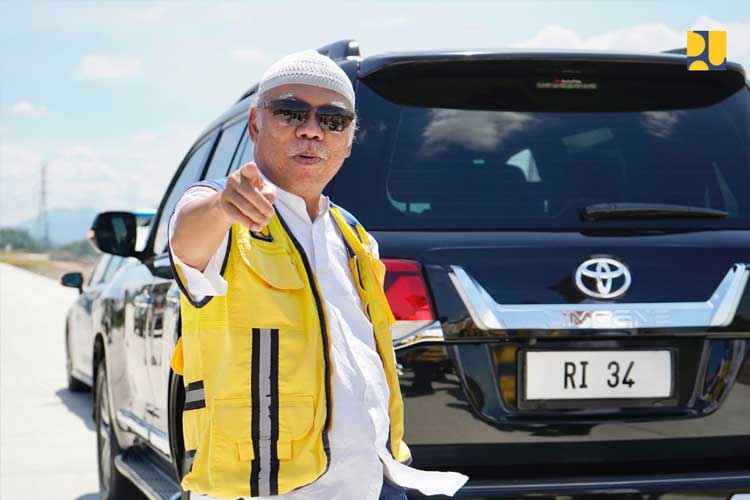 Menteri PUPR RI Basuki Hadimuljono saat meninjau Jalan Tol Solo-Yogyakarta di Kabupaten Klaten, Jawa Tengah, Sabtu (6/4/2024). (FOTO: Biro Komunikasi Publik Kementerian PUPR RI)