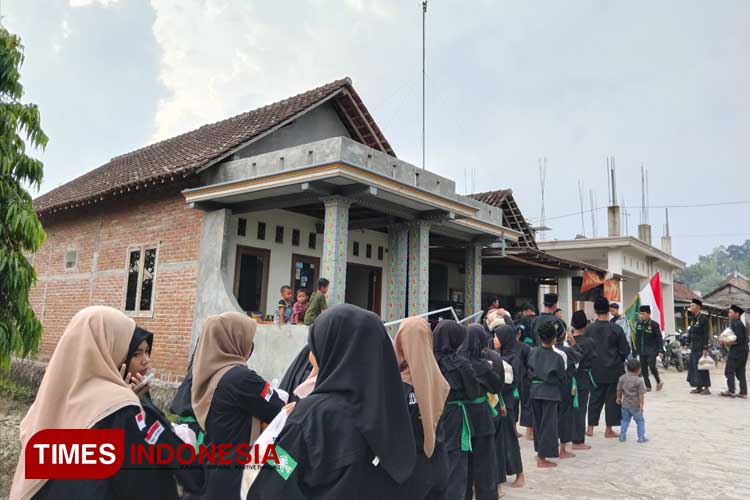 Santri Pencak Silat Pagar Nusa saat membagikan zakat kepada warga di Desa Manduro, Kabuh, Jombang. Senin (8/4/2024). (FOTO: Bambang Cahyono/TIMES Indonesia)