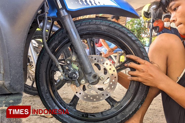 Menjaga performa ban sepeda motor dengan menggantinya yang baru. (FOTO: Yusuf Arifai/TIMES Indonesia) 
