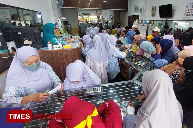 Puluhan warga padati toko emas di Kota Probolinggo, Jawa Timur. (Foto: Rizky Putra Dinasti/TIMES Indonesia)