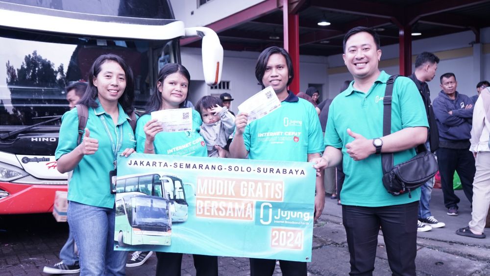 Salah satu pelanggan Jujung.id bersama keluarganya yang terpilih sebagai pemenang dalam program Mudik Bersama Jujung 2024. (FOTO: ist)