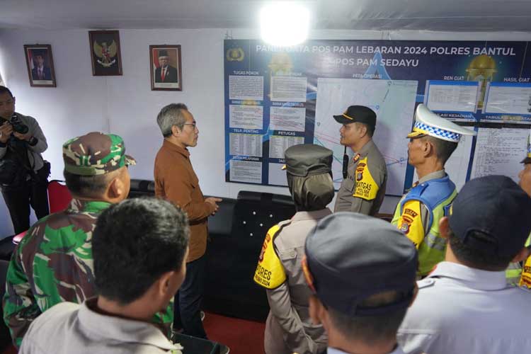 Bupati Bantul Abdul Halim Muslih didampingi Forkopimda saat meninjau di Pospam di Kecamatan Sedayu Bantul (Foto: Diskominfo Bantul)