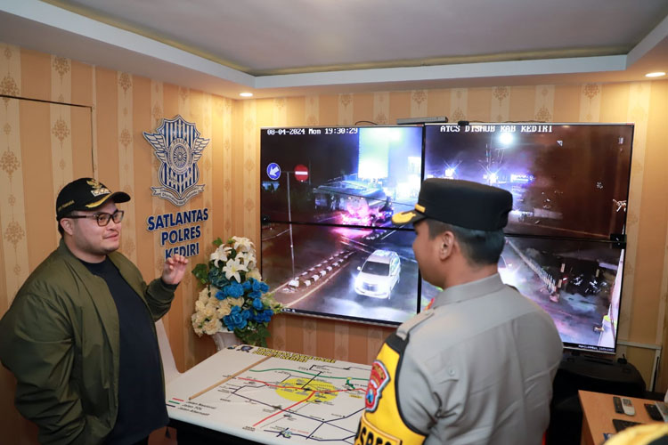 Bupati Kediri saat melihat ATCS di simpang Mengkreng bersama Kapolres Kediri (Foto: Diskominfo Kabupaten Kediri)