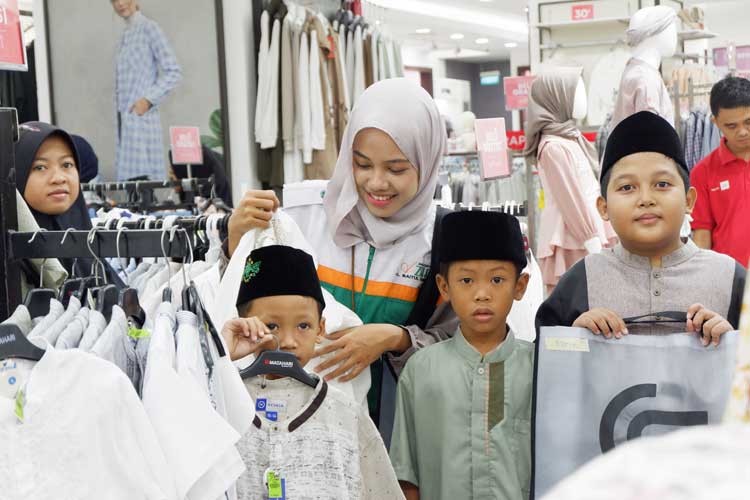 Sejumlah anak yatim gembira diajak belanja pakaian di Lippo Plaza Jember dalam acara buka puasa bareng. (FOTO: Lippo Plaza Jember for TIMES Indonesia)