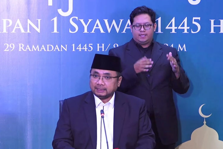 Menag Yaqut Cholil Qoumas dalam konferensi pers penetapan satu Syawal 1445 Hijriah/2024 Masehi. (FOTO: YouTube Kemenag) 