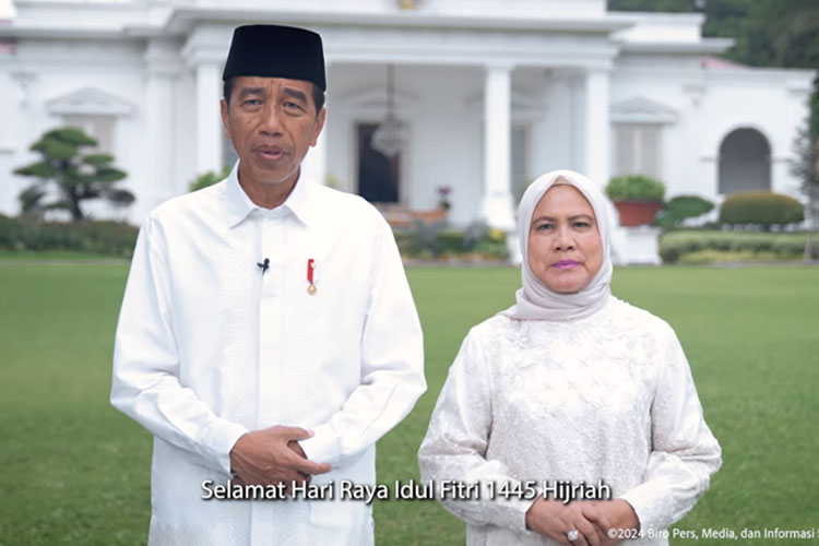 Tangkapan layar Presiden Joko Widodo dan Iriana Joko Widodo menyampaikan ucapan selamat Idul Fitri 1445 H melalui tayangan virtual di Jakarta, Selasa (9/4/2024)
