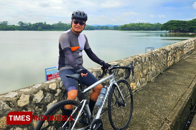 Bapak Sundjoyo yang memiliki Hobby bersepede. (FOTO: AJP TIMES Indonesia)