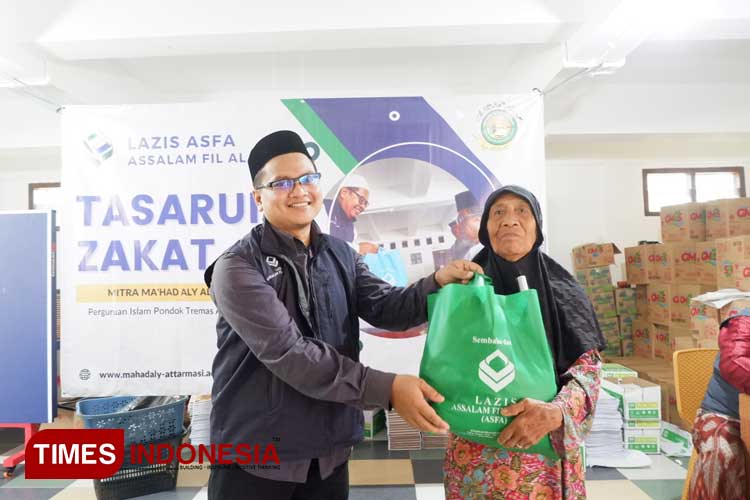 Penyaluran zakat Lazis Asfa di Ma'had Aly Al-Tarmasi Pacitan. (FOTO: Yusuf Arifai/TIMES Indonesia) 