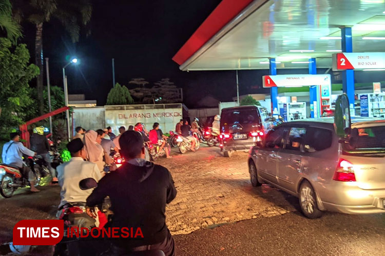 Antrean mengular di sejumlah SPBU Pacitan malam Idul Fitri 1445 H. (FOTO: Yusuf Arifai/TIMES Indonesia)