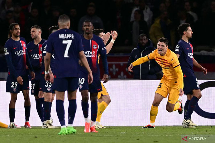 Bek Barcelona Andreas Christensen (kedua dari kanan) merayakan gol yang dicetaknya ke gawang PSG pada pertandingan leg pertama perempat final Liga Champions di Stadion Parc des Princes, Paris, Rabu (10/4/2024). (Foto: ANTARA/AFP/MIGUEL MEDINA)
