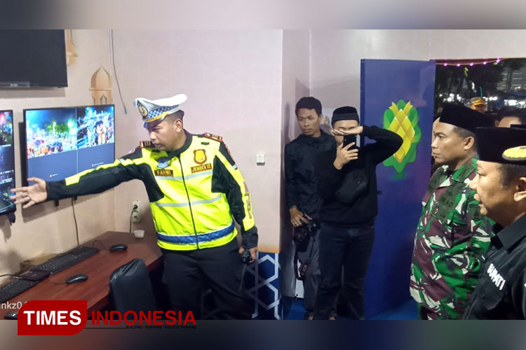 Bupati Jember Hendy Siswanto menyimak penjelasan petugas pos mudik lebaran. (Foto: M. Abdul Basid/TIMES Indonesia)