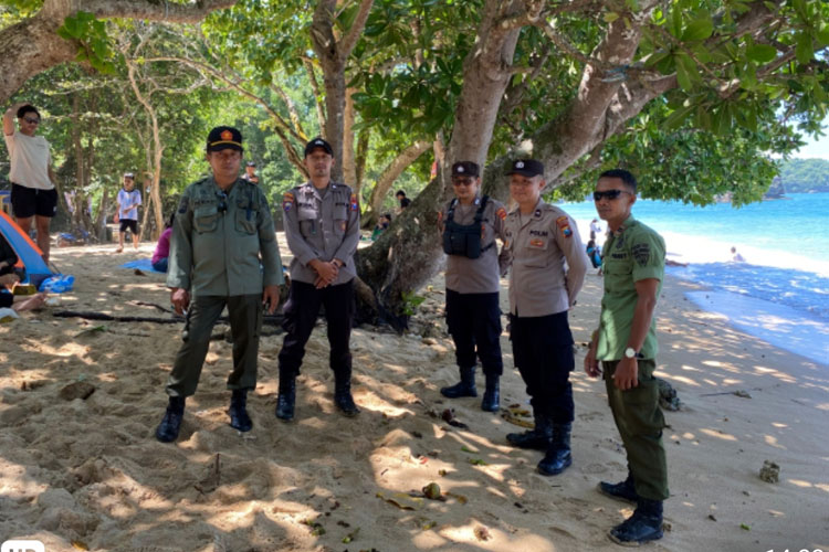Petugas polisi dan personel gabungan di sela pengamanan lokasi wisata liburan Lebaran di salah satu tempat wisata pantai di Kabupaten Malang, Jum'at (12/4/2024). (Foto Humas Polres)